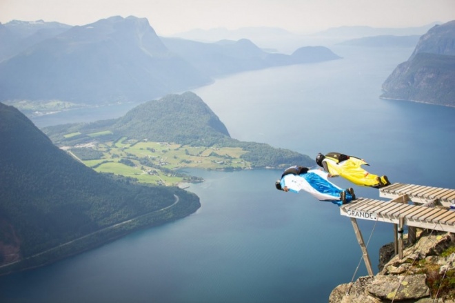 The 100 best photographs ever taken without photoshop - Annual base jumping contest in Norway